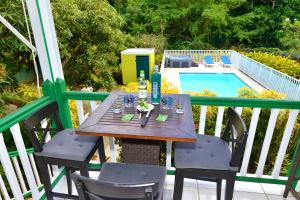 Sur la route des épices - Location villas avec piscine et jacuzzi内部或周边的泳池