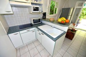 Sur la route des épices - Location villas avec piscine et jacuzzi的厨房或小厨房