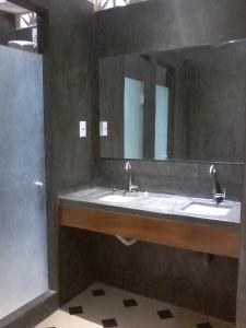 Koupelna v ubytování Pousada e Hostel Chez Marianne
