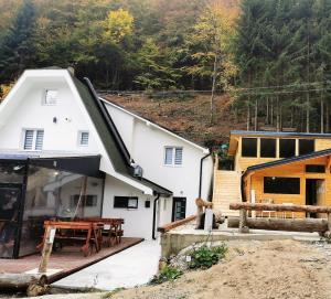 uma casa com um pátio e uma mesa de madeira em Kod Dede Brzece em Brzeće