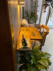 een houten tafel met een boek en een pen erop bij Estância Shangri-La in Santa Teresa