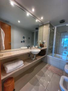 a bathroom with a sink and a shower at Torre Tressesenta Apto 1508 in Punta del Este