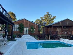 a house with a swimming pool in the yard at La Cabaña de Heidi in Concordia