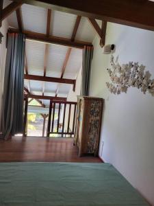 Postel nebo postele na pokoji v ubytování Chéri Bibi sur la plage, piscine, face au Diamant.