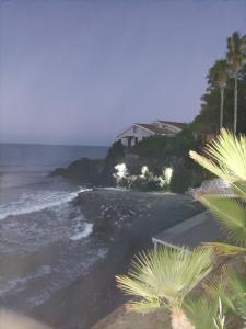 ブルコリにあるMare incantato da Gio&Giのヤシの木と家と海のビーチ