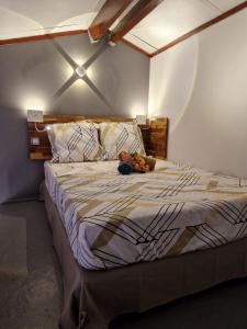 een slaapkamer met een groot bed en bij Studio rénové au coeur de Sainte Anne in Sainte-Anne
