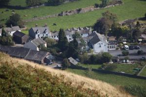 uma vista aérea de uma aldeia numa colina em The Boot Inn em Boot