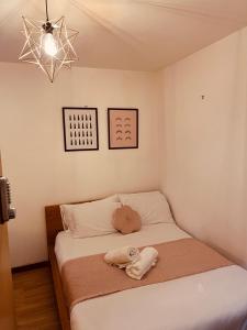 um pequeno quarto com uma cama com toalhas em 'Woodbury' at stayBOOM em Lancaster