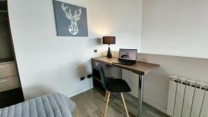 een bureau met een laptop en een stoel in de kamer bij Las Victorias Suites Bariloche in Bariloche