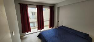 Postel nebo postele na pokoji v ubytování Dean Funes SUITES 108 + 18 fotografií