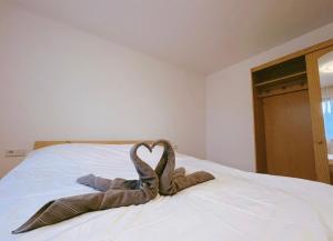 uma cama com duas toalhas em forma de coração em Frog’s Palace 2 em Altach