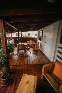 una terraza de madera con mesa y sillas. en Bubali Studio, en Palm-Eagle Beach