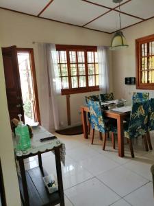 una cucina con tavolo e sedie in una stanza di Gaia Lodge a Boquete