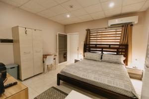 1 dormitorio con 1 cama grande y 1 mesa en Bubali Studio, en Palm-Eagle Beach