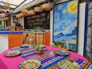 - une table avec des assiettes dans un restaurant dans l'établissement Wepa la Pepa Campestre, à Tabio