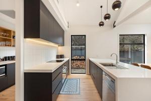 Kuchyň nebo kuchyňský kout v ubytování Luxe Arrowtown Home