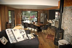 uma sala de estar com um sofá e um fogão a lenha em Chalet Amour blanc em Les Houches