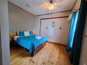Ένα ή περισσότερα κρεβάτια σε δωμάτιο στο The Odyssey Resort Utila