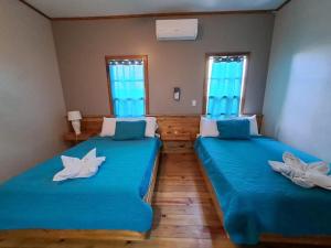 Ένα ή περισσότερα κρεβάτια σε δωμάτιο στο The Odyssey Resort Utila