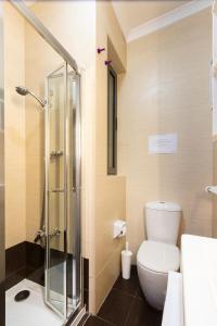 La salle de bains est pourvue de toilettes et d'une douche en verre. dans l'établissement SB10 -Lovely 1 Bedroom Apartment, à San Pawl il-Baħar
