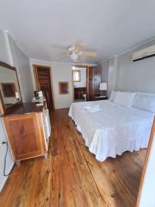 Ένα ή περισσότερα κρεβάτια σε δωμάτιο στο The Odyssey Resort Utila