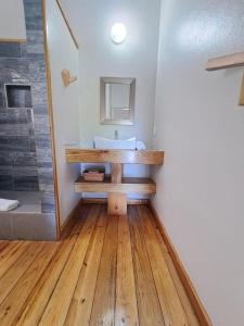 ein Bad mit einem Waschbecken und einem Spiegel in der Unterkunft The Odyssey Resort Utila in Utila