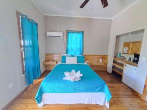 Ένα ή περισσότερα κρεβάτια σε δωμάτιο στο The Odyssey Resort Utila