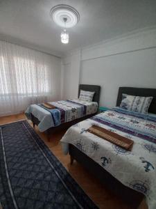 Un pat sau paturi într-o cameră la Large 3+1 meublé neuf