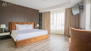 ein Schlafzimmer mit einem großen Bett und einem großen Fenster in der Unterkunft Mai Vy Hotel Tay Ninh in Tây Ninh