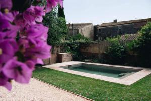 Bazén v ubytování Can Camades - Casa amb jardí i piscina a L'Empordà nebo v jeho okolí