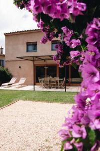Zahrada ubytování Can Camades - Casa amb jardí i piscina a L'Empordà