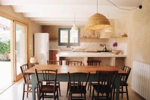 Kuchyň nebo kuchyňský kout v ubytování Can Camades - Casa amb jardí i piscina a L'Empordà