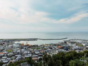 vistas a una ciudad con un muelle en el agua en KAMENOI HOTEL Awajishima, en Awaji