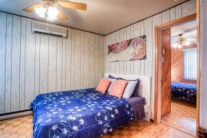 a bedroom with a bed and a ceiling fan at Maison chaleureuse a 15 minutes DT Montréal in Montréal