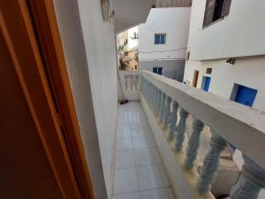 uma vista a partir de uma varanda de um edifício em Samsat House Apartment Taghazout em Taghazout
