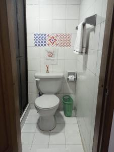 ein Bad mit einem weißen WC in einem Zimmer in der Unterkunft Habitaciones C&S Bogotá in Bogotá