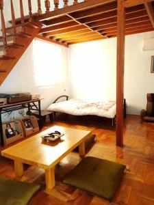 - un salon avec une table et un lit dans l'établissement Omotenashi House of Santa Rosa City Laguna, à Caingin
