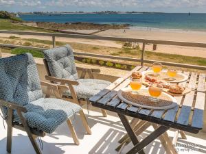 a picnic table with food and drinks on the beach at Spacieux studio terrasse, mer à 700m commerces, parking privé, Wi-Fi inclu - FR-1-349-116 in Larmor-Plage