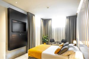 Телевизор и/или развлекательный центр в Costa del Sol Torremolinos Hotel