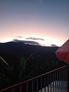 puesta de sol desde el balcón de una casa en Posada Lu.Lu, en Choachí