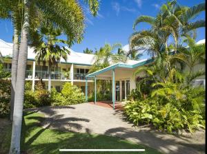 una vista exterior de una casa con palmeras en Unit 10 Sails on Horseshoe, en Horseshoe Bay