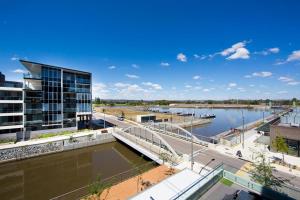 Výhled na řeku, která protéká v blízkosti apartmánu + 5 fotografií