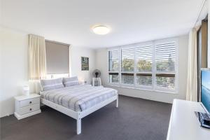 Postel nebo postele na pokoji v ubytování The Dunes15 fabulous unit with pool tennis court and across the road to the beach + 22 fotografií