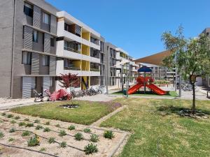 une aire de jeux en face d'un immeuble dans l'établissement Chinchorro Arica, à Arica