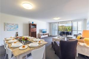 TV a/nebo společenská místnost v ubytování The Dunes15 fabulous unit with pool tennis court and across the road to the beach