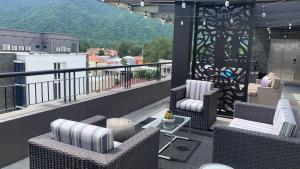 a balcony with chairs and a view of a mountain at Condominio de lujo in San Pedro Sula