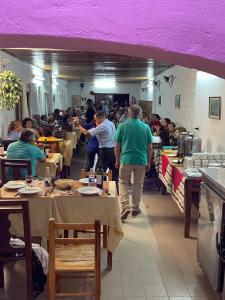 un grupo de personas sentadas en mesas en un restaurante en Alto Rio Hondo en Termas de Río Hondo