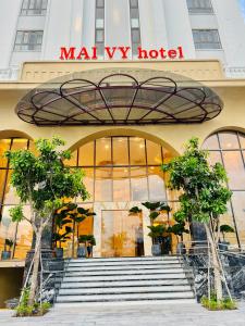 um edifício com escadas em frente a um mahan vs hotel em Mai Vy Hotel Tay Ninh em Tây Ninh