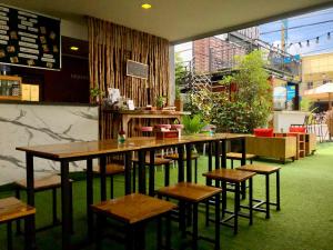 een restaurant met tafels en stoelen in een kamer bij Nam Naka Boutique Hotel - SHA Plus in Phuket