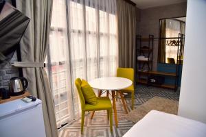 Khu vực ghế ngồi tại Mates Port Hotel